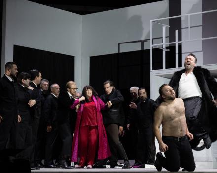 Lady Macbeth of Mtsensk / Valentin Ruckebier (Verwalter), Izabela Matula (Katerina Ismailowa), Torben Jürgens (Hausknecht/Alter Zwangsarbeiter), Sergey Polyakov (Sergej), Andreas Bauer Kanabas (Boris Ismailow), Chor der Deutschen Oper am Rhein